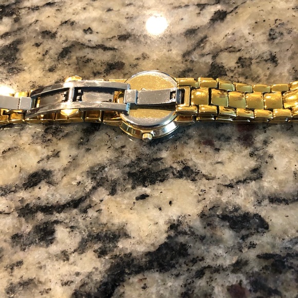 Ladies gold Gucci watch - Picture 2 of 6